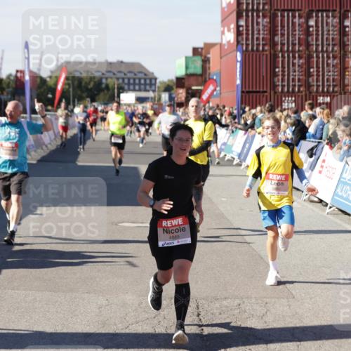 03.10.2025 - Köhlbrandbrückenlauf Jannik Wohlers http://msf.ph/oto/9072608 03.10.2025 13:15:46 Ziel 4210, 4399, 4421, 4577, 4604, 4678, 4704, 4803, 4885, 5768, 5800, 5801, 5879, 5942, 6112, 6301, 6445, 6536 meine-sportfotos.de