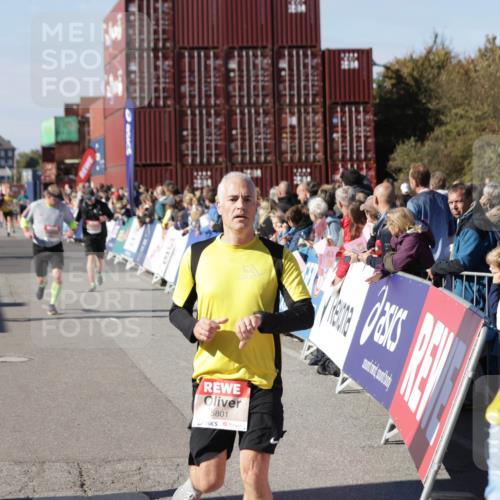 03.10.2025 - Köhlbrandbrückenlauf Jannik Wohlers http://msf.ph/oto/9072734 03.10.2025 13:15:48 Ziel 4210, 4421, 4604, 4677, 4803, 4885, 5768, 5800, 5801, 5879, 5942, 6112, 6301, 6445, 6536 meine-sportfotos.de