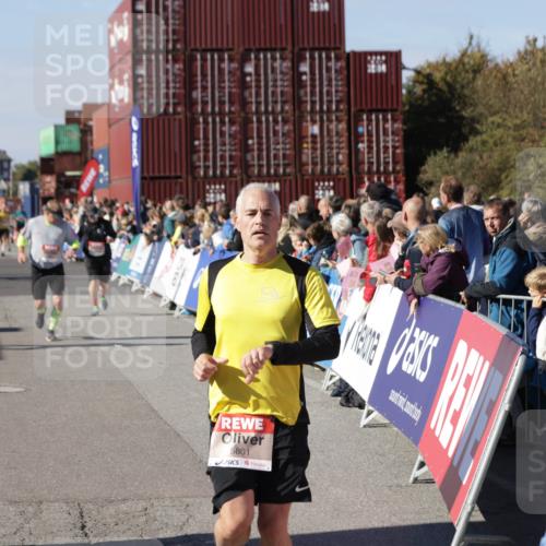 03.10.2025 - Köhlbrandbrückenlauf Jannik Wohlers http://msf.ph/oto/9072746 03.10.2025 13:15:48 Ziel 4210, 4421, 4604, 4677, 4803, 4885, 5768, 5800, 5801, 5879, 5942, 6112, 6301, 6445, 6536 meine-sportfotos.de