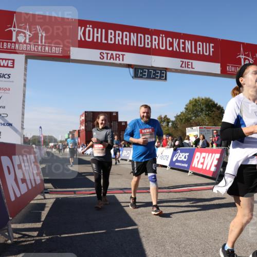 03.10.2025 - Köhlbrandbrückenlauf Lena Gebhardt http://msf.ph/oto/9072753 03.10.2025 13:37:34 Ziel 4611, 4863, 5190, 5241, 5550, 5551, 5756, 6133, 6402 meine-sportfotos.de