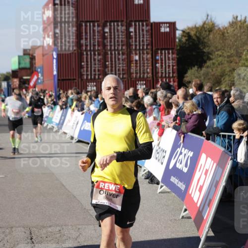 03.10.2025 - Köhlbrandbrückenlauf Jannik Wohlers http://msf.ph/oto/9072773 03.10.2025 13:15:48 Ziel 4210, 4421, 4604, 4677, 4803, 4885, 5768, 5800, 5801, 5879, 5942, 6112, 6301, 6445, 6536 meine-sportfotos.de