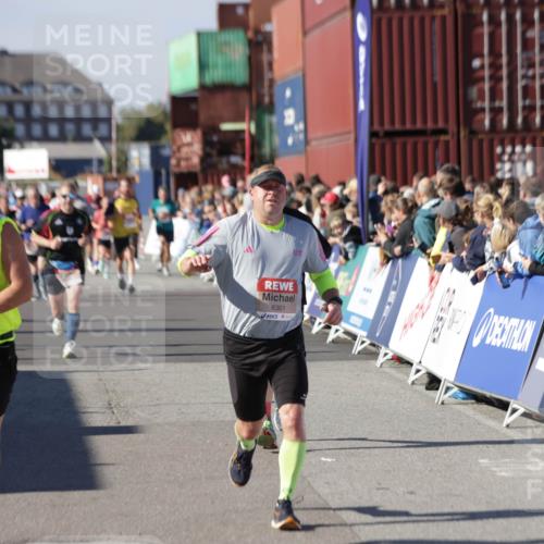 03.10.2025 - Köhlbrandbrückenlauf Jannik Wohlers http://msf.ph/oto/9072795 03.10.2025 13:15:49 Ziel 4210, 4374, 4421, 4604, 4677, 4885, 5768, 5800, 5801, 5879, 5942, 6112, 6301, 6445, 6536 meine-sportfotos.de