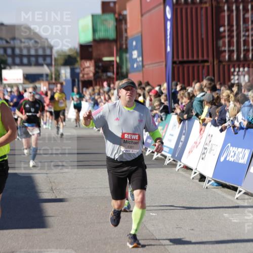 03.10.2025 - Köhlbrandbrückenlauf Jannik Wohlers http://msf.ph/oto/9072805 03.10.2025 13:15:49 Ziel 4210, 4374, 4421, 4604, 4677, 4885, 5768, 5800, 5801, 5879, 5942, 6112, 6301, 6445, 6536 meine-sportfotos.de