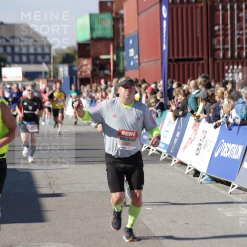 03.10.2025 - Köhlbrandbrückenlauf Jannik Wohlers http://msf.ph/oto/9072816 03.10.2025 13:15:49 Ziel 4210, 4374, 4421, 4604, 4677, 4885, 5768, 5800, 5801, 5879, 5942, 6112, 6301, 6445, 6536 meine-sportfotos.de
