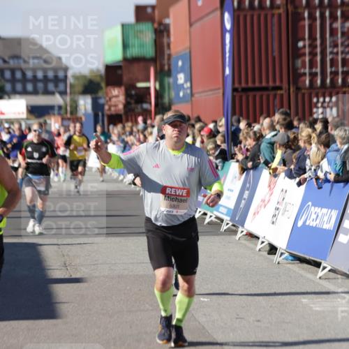 03.10.2025 - Köhlbrandbrückenlauf Jannik Wohlers http://msf.ph/oto/9072825 03.10.2025 13:15:49 Ziel 4210, 4374, 4421, 4604, 4677, 4885, 5768, 5800, 5801, 5879, 5942, 6112, 6301, 6445, 6536 meine-sportfotos.de