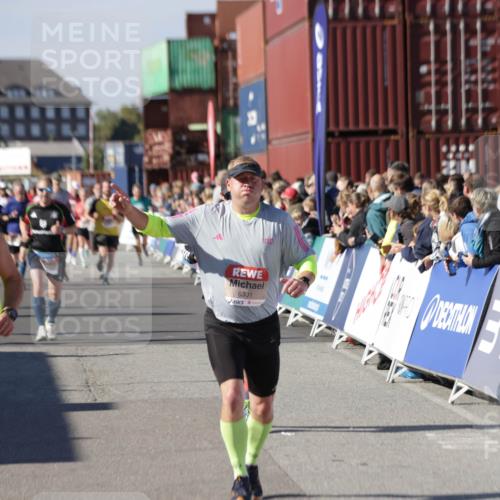 03.10.2025 - Köhlbrandbrückenlauf Jannik Wohlers http://msf.ph/oto/9072833 03.10.2025 13:15:49 Ziel 4210, 4374, 4421, 4604, 4677, 4885, 5768, 5800, 5801, 5879, 5942, 6112, 6301, 6445, 6536 meine-sportfotos.de