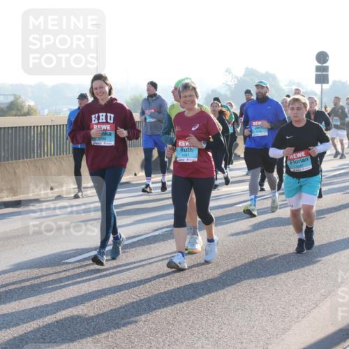 03.10.2025 - Köhlbrandbrückenlauf Lena Gebhardt http://msf.ph/oto/9072861 03.10.2025 09:24:54 Position 1 1098, 1097, 3381, 3395 meine-sportfotos.de
