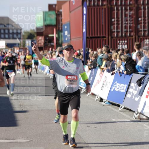 03.10.2025 - Köhlbrandbrückenlauf Jannik Wohlers http://msf.ph/oto/9072882 03.10.2025 13:15:50 Ziel 4210, 4374, 4604, 4677, 4833, 4885, 5768, 5800, 5801, 5879, 5942, 6112, 6301, 6445, 6507, 6536 meine-sportfotos.de