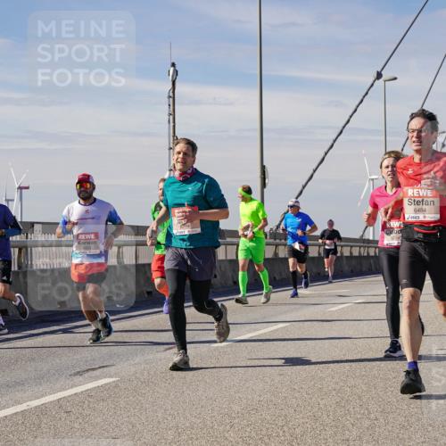 03.10.2025 - Köhlbrandbrückenlauf Michael Burmester http://msf.ph/oto/9072921 03.10.2025 12:38:21 Position 2 6714, 6484, 6254 meine-sportfotos.de