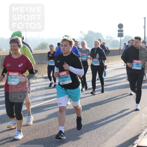 03.10.2025 - Köhlbrandbrückenlauf Lena Gebhardt http://msf.ph/oto/9072943 03.10.2025 09:24:55 Position 1 1097, 3381, 3395 meine-sportfotos.de