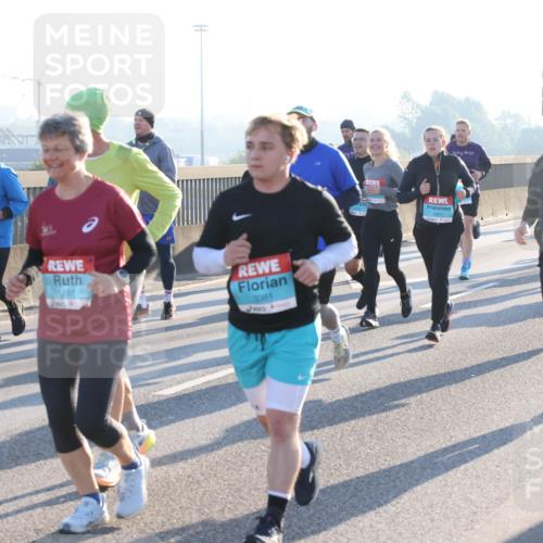 03.10.2025 - Köhlbrandbrückenlauf Lena Gebhardt http://msf.ph/oto/9072958 03.10.2025 09:24:55 Position 1 1097, 3381, 3395 meine-sportfotos.de