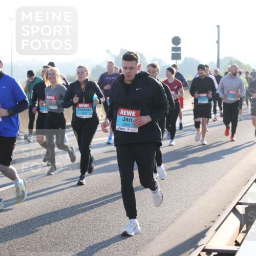 03.10.2025 - Köhlbrandbrückenlauf Lena Gebhardt http://msf.ph/oto/9073043 03.10.2025 09:24:56 Position 1 2142, 1825, 3395 meine-sportfotos.de