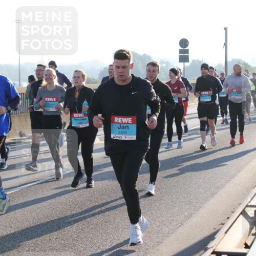 03.10.2025 - Köhlbrandbrückenlauf Lena Gebhardt http://msf.ph/oto/9073054 03.10.2025 09:24:56 Position 1 2142, 3772, 1825, 3395 meine-sportfotos.de
