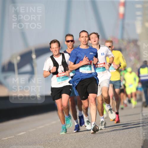 03.10.2025 - Köhlbrandbrückenlauf Jannik Wohlers http://msf.ph/oto/9073114 03.10.2025 09:39:11 Position 3 3153, 1032, 3154 meine-sportfotos.de
