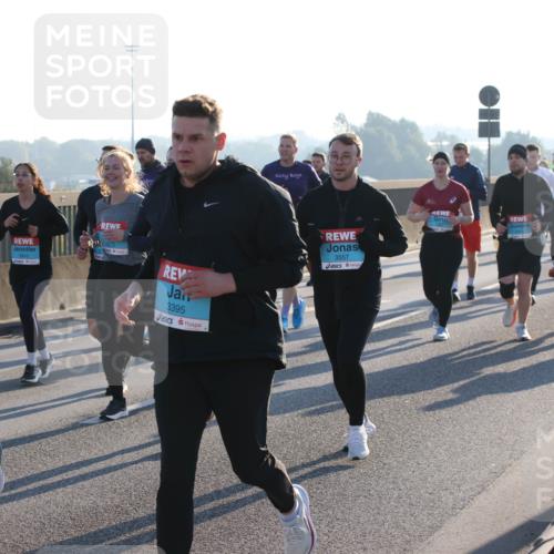 03.10.2025 - Köhlbrandbrückenlauf Lena Gebhardt http://msf.ph/oto/9073121 03.10.2025 09:24:57 Position 1 2142, 3772, 1910, 3395, 3557 meine-sportfotos.de