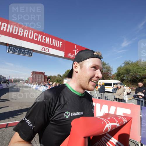 03.10.2025 - Köhlbrandbrückenlauf Jannik Wohlers http://msf.ph/oto/9073169 03.10.2025 12:41:59 Ziel 6099 meine-sportfotos.de