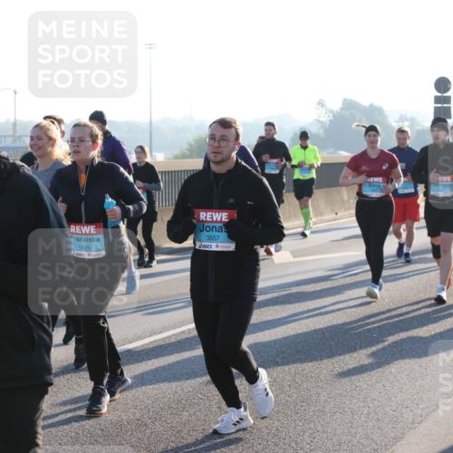 03.10.2025 - Köhlbrandbrückenlauf Lena Gebhardt http://msf.ph/oto/9073173 03.10.2025 09:24:57 Position 1 3395, 1825, 3557 meine-sportfotos.de