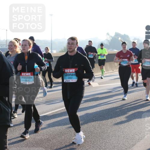 03.10.2025 - Köhlbrandbrückenlauf Lena Gebhardt http://msf.ph/oto/9073184 03.10.2025 09:24:57 Position 1 3395, 1825, 3557 meine-sportfotos.de