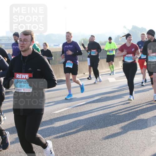 03.10.2025 - Köhlbrandbrückenlauf Lena Gebhardt http://msf.ph/oto/9073249 03.10.2025 09:24:58 Position 1 1825, 3557 meine-sportfotos.de