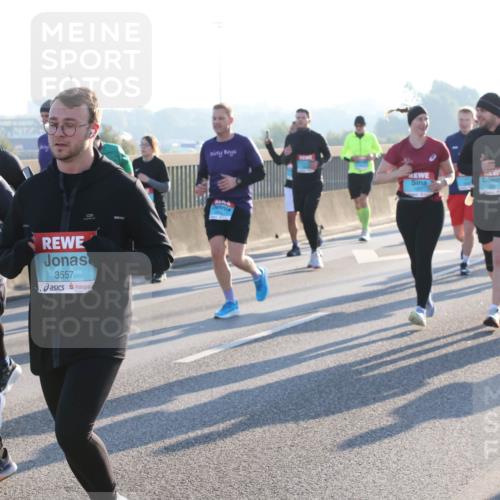 03.10.2025 - Köhlbrandbrückenlauf Lena Gebhardt http://msf.ph/oto/9073261 03.10.2025 09:24:58 Position 1 1825, 3557 meine-sportfotos.de