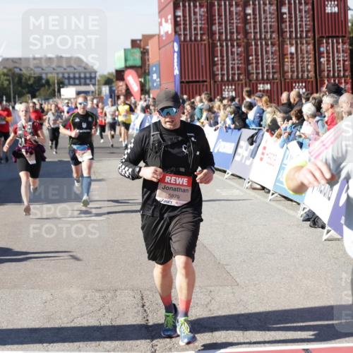 03.10.2025 - Köhlbrandbrückenlauf Jannik Wohlers http://msf.ph/oto/9073265 03.10.2025 13:15:53 Ziel 4374, 4548, 4677, 4805, 4833, 4885, 5022, 5023, 5800, 5801, 5867, 5868, 5879, 6112, 6271, 6301, 6445, 6507, 6536 meine-sportfotos.de