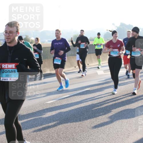 03.10.2025 - Köhlbrandbrückenlauf Lena Gebhardt http://msf.ph/oto/9073267 03.10.2025 09:24:58 Position 1 1825, 3557 meine-sportfotos.de