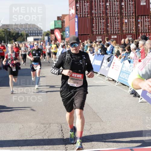 03.10.2025 - Köhlbrandbrückenlauf Jannik Wohlers http://msf.ph/oto/9073274 03.10.2025 13:15:53 Ziel 4374, 4548, 4677, 4805, 4833, 4885, 5022, 5023, 5800, 5801, 5867, 5868, 5879, 6112, 6271, 6301, 6445, 6507, 6536 meine-sportfotos.de
