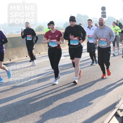03.10.2025 - Köhlbrandbrückenlauf Lena Gebhardt http://msf.ph/oto/9073296 03.10.2025 09:24:59 Position 1 2269, 1951, 2071, 2424, 2460 meine-sportfotos.de