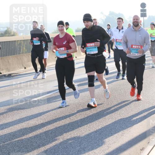 03.10.2025 - Köhlbrandbrückenlauf Lena Gebhardt http://msf.ph/oto/9073315 03.10.2025 09:24:59 Position 1 2269, 1957, 2071, 2424, 2460 meine-sportfotos.de