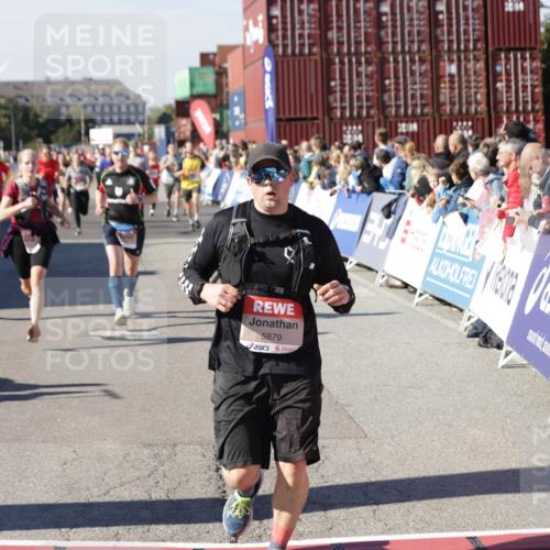 03.10.2025 - Köhlbrandbrückenlauf Jannik Wohlers http://msf.ph/oto/9073322 03.10.2025 13:15:53 Ziel 4374, 4548, 4677, 4805, 4833, 4885, 5022, 5023, 5800, 5801, 5867, 5868, 5879, 6112, 6271, 6301, 6445, 6507, 6536 meine-sportfotos.de