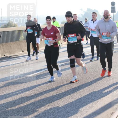 03.10.2025 - Köhlbrandbrückenlauf Lena Gebhardt http://msf.ph/oto/9073325 03.10.2025 09:24:59 Position 1 2269, 19, 2071, 2424, 2460 meine-sportfotos.de