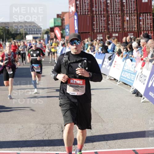 03.10.2025 - Köhlbrandbrückenlauf Jannik Wohlers http://msf.ph/oto/9073340 03.10.2025 13:15:54 Ziel 4374, 4548, 4677, 4805, 4833, 4885, 5022, 5023, 5217, 5800, 5801, 5867, 5868, 5879, 6270, 6271, 6301, 6445, 6507, 6536 meine-sportfotos.de