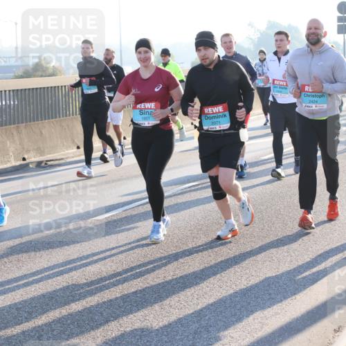 03.10.2025 - Köhlbrandbrückenlauf Lena Gebhardt http://msf.ph/oto/9073343 03.10.2025 09:24:59 Position 1 2269, 1951, 2071, 2424, 2460 meine-sportfotos.de