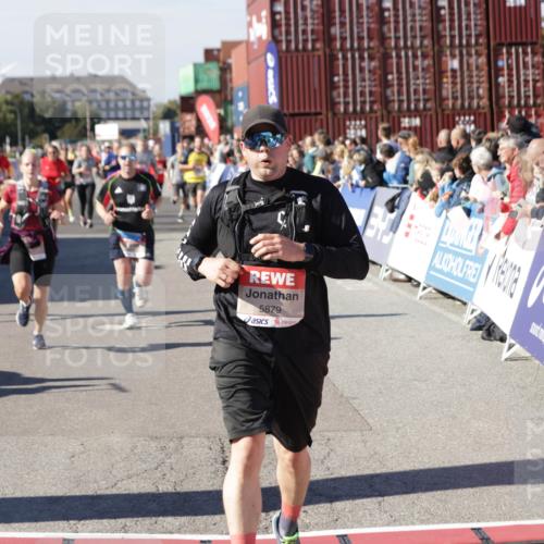 03.10.2025 - Köhlbrandbrückenlauf Jannik Wohlers http://msf.ph/oto/9073352 03.10.2025 13:15:54 Ziel 4374, 4548, 4677, 4805, 4833, 4885, 5022, 5023, 5217, 5800, 5801, 5867, 5868, 5879, 6270, 6271, 6301, 6445, 6507, 6536 meine-sportfotos.de