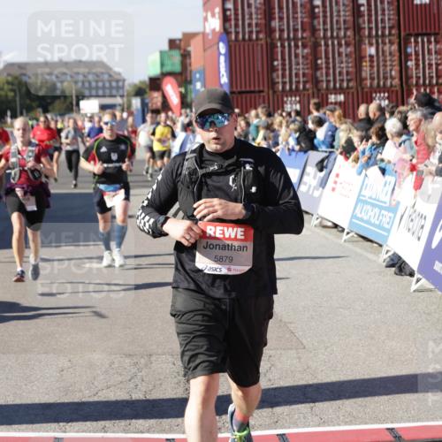 03.10.2025 - Köhlbrandbrückenlauf Jannik Wohlers http://msf.ph/oto/9073362 03.10.2025 13:15:54 Ziel 4374, 4548, 4677, 4805, 4833, 4885, 5022, 5023, 5217, 5800, 5801, 5867, 5868, 5879, 6270, 6271, 6301, 6445, 6507, 6536 meine-sportfotos.de