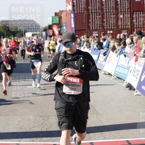 03.10.2025 - Köhlbrandbrückenlauf Jannik Wohlers http://msf.ph/oto/9073377 03.10.2025 13:15:54 Ziel 4374, 4548, 4677, 4805, 4833, 4885, 5022, 5023, 5217, 5800, 5801, 5867, 5868, 5879, 6270, 6271, 6301, 6445, 6507, 6536 meine-sportfotos.de