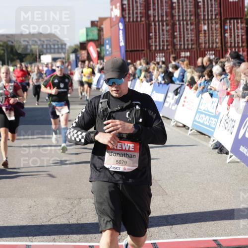 03.10.2025 - Köhlbrandbrückenlauf Jannik Wohlers http://msf.ph/oto/9073390 03.10.2025 13:15:54 Ziel 4374, 4548, 4677, 4805, 4833, 4885, 5022, 5023, 5217, 5800, 5801, 5867, 5868, 5879, 6270, 6271, 6301, 6445, 6507, 6536 meine-sportfotos.de