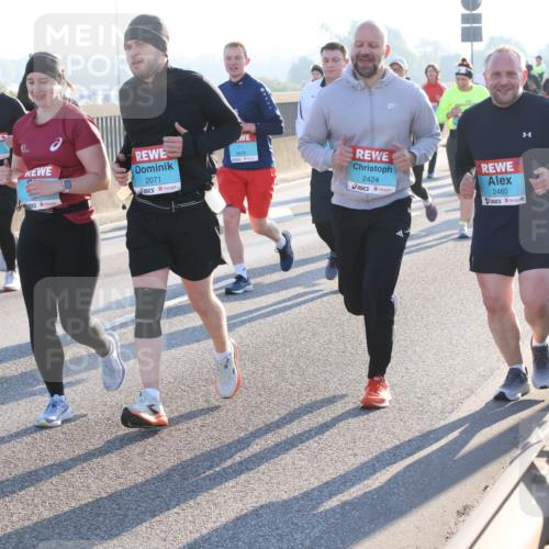 03.10.2025 - Köhlbrandbrückenlauf Lena Gebhardt http://msf.ph/oto/9073394 03.10.2025 09:25:00 Position 1 2071, 2424, 2460 meine-sportfotos.de
