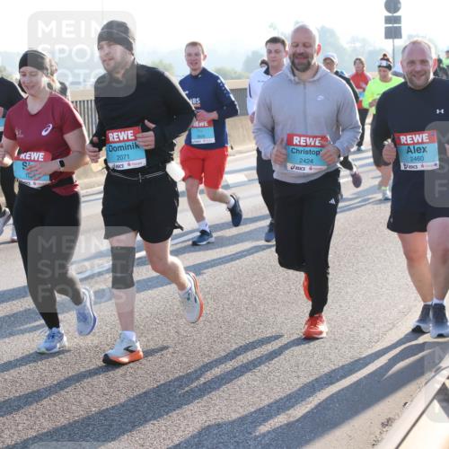 03.10.2025 - Köhlbrandbrückenlauf Lena Gebhardt http://msf.ph/oto/9073401 03.10.2025 09:25:00 Position 1 2071, 2424, 2460 meine-sportfotos.de