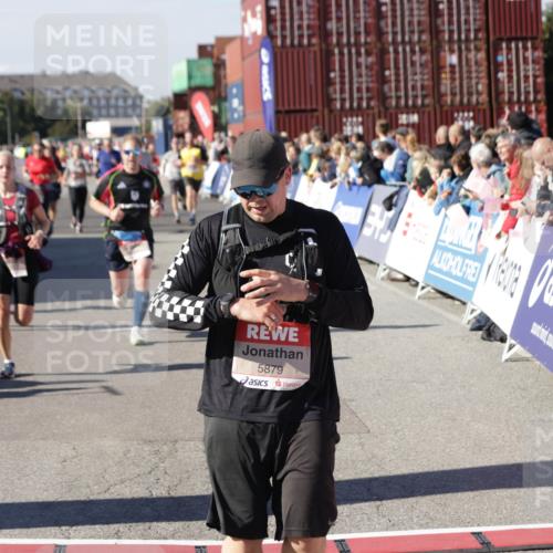 03.10.2025 - Köhlbrandbrückenlauf Jannik Wohlers http://msf.ph/oto/9073402 03.10.2025 13:15:54 Ziel 4374, 4548, 4677, 4805, 4833, 4885, 5022, 5023, 5217, 5800, 5801, 5867, 5868, 5879, 6270, 6271, 6301, 6445, 6507, 6536 meine-sportfotos.de