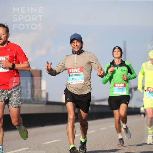 03.10.2025 - Köhlbrandbrückenlauf Jannik Wohlers http://msf.ph/oto/9073433 03.10.2025 09:39:34 Position 3 240, 1007, 2701, 3460 meine-sportfotos.de