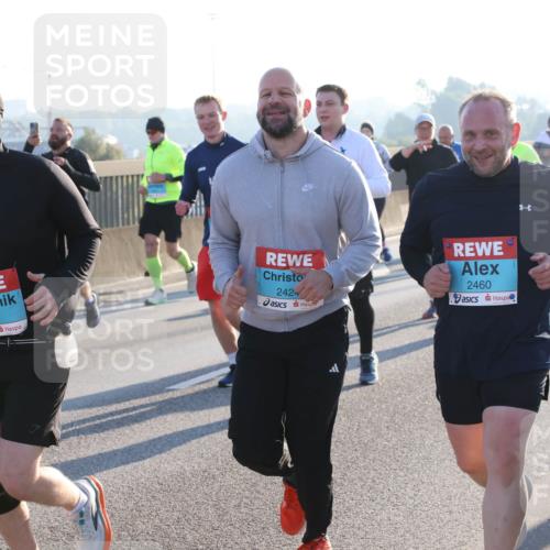 03.10.2025 - Köhlbrandbrückenlauf Lena Gebhardt http://msf.ph/oto/9073446 03.10.2025 09:25:01 Position 1 2071, 2424, 2460 meine-sportfotos.de