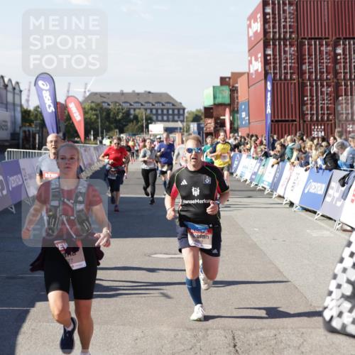 03.10.2025 - Köhlbrandbrückenlauf Jannik Wohlers http://msf.ph/oto/9073450 03.10.2025 13:15:55 Ziel 4374, 4495, 4548, 4677, 4805, 4833, 4885, 5022, 5023, 5217, 5800, 5801, 5867, 5868, 5879, 6270, 6271, 6301, 6445, 6507, 6536 meine-sportfotos.de