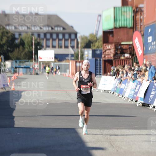 03.10.2025 - Köhlbrandbrückenlauf Jannik Wohlers http://msf.ph/oto/9073459 03.10.2025 12:44:52 Ziel 6610 meine-sportfotos.de