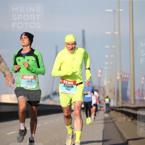 03.10.2025 - Köhlbrandbrückenlauf Jannik Wohlers http://msf.ph/oto/9073474 03.10.2025 09:39:35 Position 3 007, 2701, 3460 meine-sportfotos.de