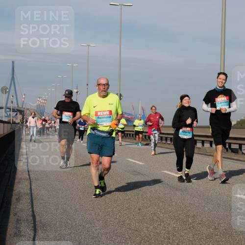 03.10.2025 - Köhlbrandbrückenlauf Fabian Wolf http://msf.ph/oto/9073496 03.10.2025 10:13:56 Position 3 2427, 3552, 3553 meine-sportfotos.de