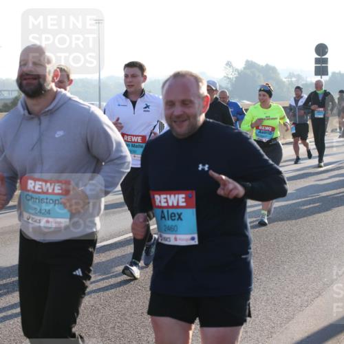 03.10.2025 - Köhlbrandbrückenlauf Lena Gebhardt http://msf.ph/oto/9073497 03.10.2025 09:25:01 Position 1 930, 2424, 2460, 2907 meine-sportfotos.de