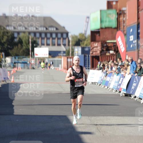 03.10.2025 - Köhlbrandbrückenlauf Jannik Wohlers http://msf.ph/oto/9073528 03.10.2025 12:44:53 Ziel 6610 meine-sportfotos.de
