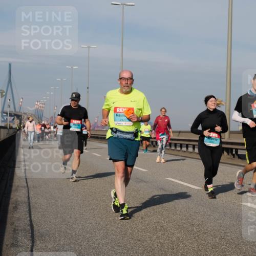 03.10.2025 - Köhlbrandbrückenlauf Fabian Wolf http://msf.ph/oto/9073535 03.10.2025 10:13:57 Position 3 2427, 3356, 3552, 3553 meine-sportfotos.de