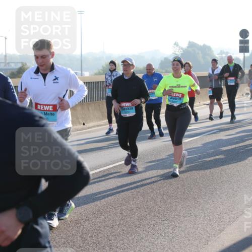 03.10.2025 - Köhlbrandbrückenlauf Lena Gebhardt http://msf.ph/oto/9073586 03.10.2025 09:25:02 Position 1 2460, 30, 2072, 2907 meine-sportfotos.de